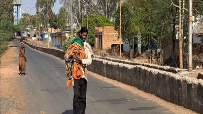 बेरहम व्यवस्था, बेबस बाप: कंधे पर बेटी का शव, आंखों में आंसू और 5KM पैदल चला पिता, एमपी की ये तस्वीरें शर्मनाक