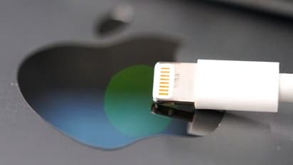 செம சூடு... திடீரென தீப்பிடித்து கையைப் பொசுக்கிய ஐபோன் சார்ஜர்!