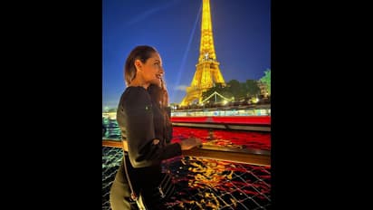 పారిస్ లో బాలయ్య హీరోయిన్ ప్రాగ్యా జైశ్వాల్.. తక్షణమే వెనక్కి రమ్మంటున్న రకుల్ ప్రీత్ సింగ్..  పిక్స్ వైరల్ 