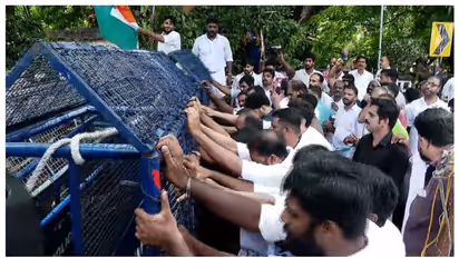 സംസ്ഥാന വ്യാപക പ്രതിഷേധവുമായി കോണ്‍ഗ്രസ്; സംഘര്‍ഷം, കണ്ണൂരില്‍ പൊലീസിന് നേരെ ചെരുപ്പേറ്