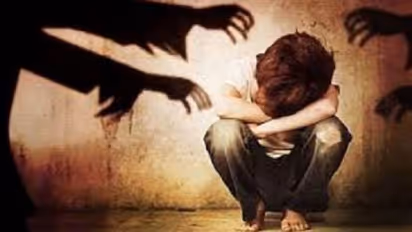 मेरठ में मजदूरी की रकम मांगने पर ठेकेदार की शर्मनाक हरकत, छह बच्चों को बंधक बनाकर की पिटाई