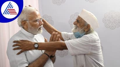 ನವಸಾರಿಯಲ್ಲಿ ಬಾಲ್ಯದ ಶಿಕ್ಷಕರನ್ನು ಭೇಟಿಯಾದ ಪ್ರಧಾನಿ ಮೋದಿ!