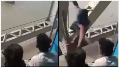 റെയിൽപാലത്തിൽ സ്പൈഡർമാൻ കള്ളൻ, ഓടുന്ന ട്രെയിനിലെ യാത്രക്കാരന്റെ ഫോൺ മോഷ്ടിച്ചു - വീഡിയോ