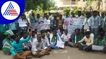 ರಾಜ್ಯಸಭೆ ಚುನಾವಣೆಯಲ್ಲಿ ಅಡ್ಡಮತದಾನ: ಜೆಡಿಎಸ್ ಶಾಸಕ ಶ್ರೀನಿವಾಸಗೌಡ ನಿವಾಸದ ಎದುರು ಕಾರ್ಯಕರ್ತರ ಪ್ರತಿಭಟನೆ