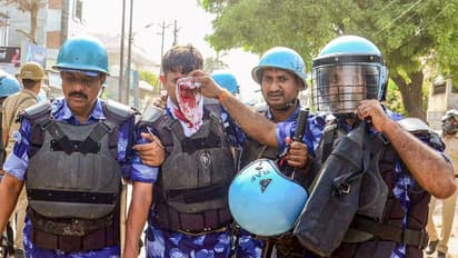 హైద్రాబాద్ పాతబస్తీలో రంగంలోకి ర్యాపిడ్ యాక్షన్ ఫోర్స్: ఏడు గంటలకే దుకాణాలు మూసివేయాలని ఆదేశం