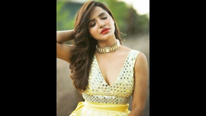 విరహంలో ఇది నెక్ట్స్ లెవల్‌.. క్లీవేజ్‌ అందాలతో జూ.సమంత టెంప్టింగ్‌ పోజులు.. 