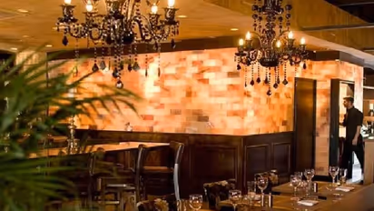 റെസ്റ്റോറന്റിന് പിങ്ക് ഹിമാലയൻ ഉപ്പ് കൊണ്ടുള്ള ചുമർ, നക്കിനോക്കാനായെത്തുന്നത് നിരവധിപ്പേർ!