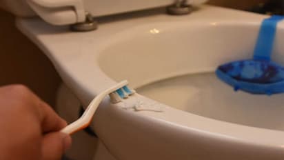 பாத்ரூமில் எப்போதும் துர்நாற்றம் வீசுதா? வெறும் 1 ரூபாய் போதும்..இனி உங்க டாய்லெட் எப்போதும் பளிச்சென மின்னும்