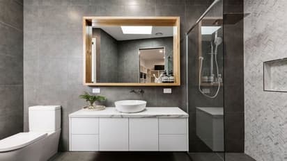 ಬಾತ್ ರೂಮ್ ಕಮೋಡ್ ಅಥವಾ ವಾಶ್ ಬೇಸಿನ್ ಬಣ್ಣ ಏಕೆ ಬಿಳಿಯಾಗಿರುತ್ತೆ?