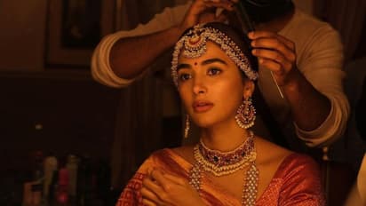 ధగధగమనే నగలతో పోటీపడుతున్న పూజా హెగ్డే అందం.. రాజకుమారిలా ముస్తాబై బుట్టబొమ్మ మెస్మరైజింగ్‌ 