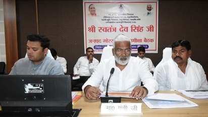 गोरखपुर में स्वतंत्र देव सिंह बोले- देर से दफ्तर आए अधिकारियों पर गिरेगी गाज, आमजन को न हो परेशानी