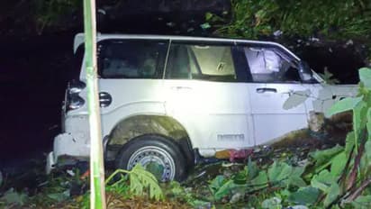 பள்ளத்தில் கார் கவிழ்ந்து விபத்து.. 8 பேர் சம்பவ இடத்திலேயே துடிதுடித்து உயிரிழப்பு.. 2 பேர் படுகாயம்..!