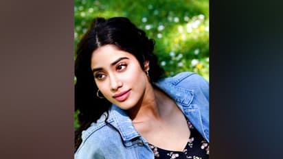 ডেনিম জ্যাকেটে স্বপ্নের মতো সুন্দর সেজেছেন জাহ্নবী