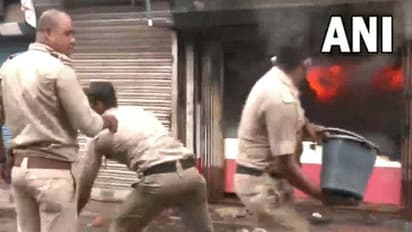 বিক্ষোভের আগুন হাওড়ার পাঁচলা বাজারে, বালতি হাতে নেভাচ্ছে পুলিশ