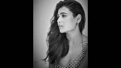 బ్లాక్ అండ్ వైట్ అందాలతో మతిపోగొడుతున్న షాలినీ పాండే.. గ్లామర్ షోతో అదరగొడుతున్న ‘అర్జున్ రెడ్డి’ హీరోయిన్..  