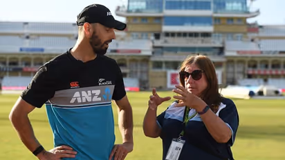 ആരാധികയുടെ കൈയിലെ ബിയര്‍ മഗ്ഗ് തകര്‍ത്ത സിക്സ്, ക്ഷമ ചോദിച്ച് ഡാരില്‍ മിച്ചല്‍