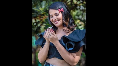 పెదవిగీటి కుర్రాళ్లను రెచ్చగొడుతున్న అనసూయ... క్యూట్ లుక్స్ తో చంపేస్తోన్న స్టార్ యాంకర్