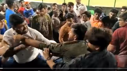 ഗ്രൗണ്ടില് മില്ലറുടെ മിന്നലടി, ഗ്യാലറിയില് ആരാധകരുടെയും-വീഡിയോ