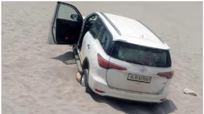 ടൊയോട്ട ഫോര്‍ച്യൂണറുമായി നിരോധിത മേഖലയില്‍ കയറി, ദമ്പതികളെ കുടുക്കി പൊലീസ്!