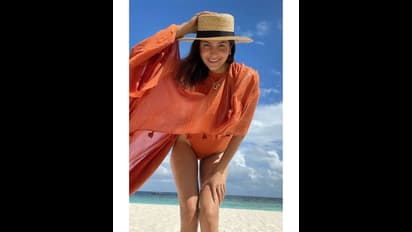 బీచ్ లో విరాట్ కోహ్లీ సతీమణి అందాల విందు... ఆరెంజ్ బికినీలో గ్లామర్ బాంబ్ పేల్చిన అనుష్క శర్మ!