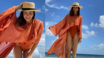 আগুন রঙা সুইমস্যুটে আগুনের মতই উষ্ণতা ছড়ালেন অনুষ্কা!