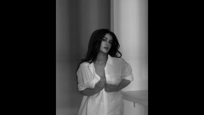 kavya Thapar: జాకెట్ ఓపెన్ చేసి ఉక్కపోత పెంచేస్తోంది.. హాట్ ఫోజులతో కావ్య థాపర్ 