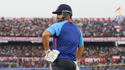 ആ താരം പിന്തള്ളിക്കഴിഞ്ഞു, പ്ലേയിംഗ് ഇലവനില് ഇടംപിടിക്കാന് റിഷഭ് പന്ത് കഷ്ടപ്പെടും: മുന്താരം