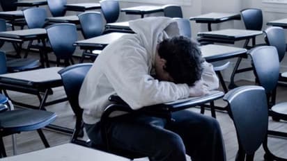 ये 5 लोग सोते हुए दिख जाएं तो इन्हें तुरंत उठा देना चाहिए, नहीं तो हो सकता है बड़ा नुकसान