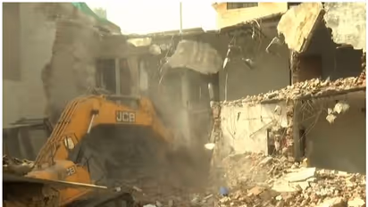 നബി നിന്ദക്കെതിരായ പ്രതിഷേധം; സംഘർഷത്തിലെ മുഖ്യപ്രതിയുടെ വീട് ബുള്ഡോസര് കൊണ്ട് തകര്ത്തു