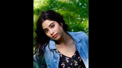 టాప్‌ అందాలను క్లోజప్‌ షాట్‌లో చూపిస్తూ జాన్వీ విరహ వేదన.. సండే ట్రీట్‌ అదిరిపోయిందంతే!