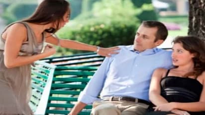 Boyfriend दूसरी लड़की से करता रहा चैट और डेट, 50 लाख का गिफ्ट भी दिया, गर्लफ्रेंड को पता चला तो ऐसे सिखाया सबक