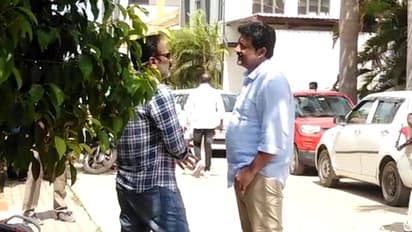 గన్నవరం వైసీపీలో గ్రూపుల పంచాయతీ : వంగవీటి రాధాతో వల్లభనేని వంశీ భేటీ.. ఏం జరుగుతోంది..?