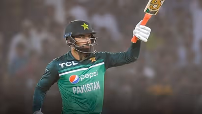 T20 World Cup ಜಿಂಬಾಬ್ವೆ ವಿರುದ್ದ ಸೋಲುತ್ತಿದ್ದಂತೆ ಮಂಡಿಯೂರಿ ಕಣ್ಣೀರಿಟ್ಟ ಪಾಕಿಸ್ತಾನದ ಶಾದಾಬ್ ಖಾನ್..!