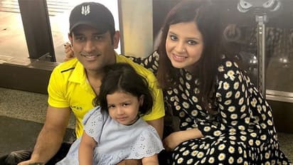 உலக பணக்கார கிரிக்கெட் வீரர்: சாக்ஷி, தோனியின் சொத்து மதிப்பு ரூ.1071 கோடி!