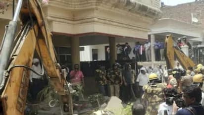 प्रयागराज हिंसा के मास्टरमाइंड जावेद पंप के घर का हुआ धवस्तीकरण, जानिए पुलिस को क्या मिला सामान