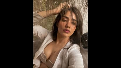 షర్ట్ బటన్స్ విప్పేసి బెడ్ పై బికినీలో.. చెర్రీ హీరోయిన్ హాట్ నెస్ ని తట్టుకోగలరా..? 