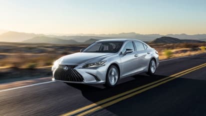 मिया खलीफा की कारों की हॉट और सेक्सी रेंज देख पकड़ लेंगे सर, इन 5 महंगी कारों का है शौक