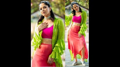 Anchor Anasuya: ఎదపై ఉన్న సీక్రెట్ టాటూ చూపిస్తూ... ట్రెండీ వేర్ లో అనసూయ హాట్ టెంప్టింగ్ ఫోజులు!