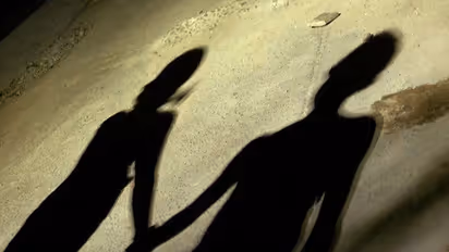 போலீஸ் ஸ்டேஷன் டிரசிங் ரூமில் முனகல் சத்தம்.. பெண் போலீசுடன் ஏட்டு உல்லாசமாக இருந்தாரா? வெளியான பகீர் தகவல்.!