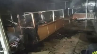 अचानक से धूं-धूंकर जलने लगी स्टेट बैंक की शाखा, फर्नीचर, कंप्यूटर व अन्य सामान जलकर हुआ राख