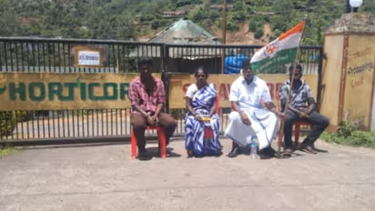 സംഭരിച്ച 5040 കിലോ പച്ചക്കറിയുടെ വില നൽകിയില്ല, ഹോട്ടിക്കോർപ്പിന് മുന്നിൽ സമരവുമായി കർഷകനും കുടുംബവും