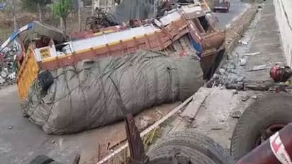 தலைகுப்புற கவிழ்ந்த சரக்கு லாரி.. நொறுங்கிய 50 லட்சம் மதிப்பிலான குவாட்டர் பாட்டில்கள்.. குமுறும் குடிமகன்கள்