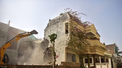  संभल में एक बार फिर चला बाबा का बुलडोज़र, 13 बीघा अवैध ज़मीन पर  प्रशासन ने लिया एक्शन 