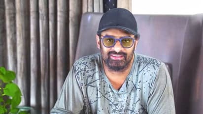 Prabhas: ప్రభాస్ ని పొగుడుతున్నట్లు లేదు...తిడుతున్నట్లుంది