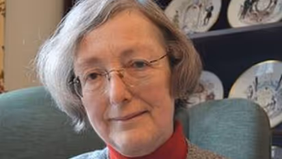 മരിച്ചുപോയ ഭർത്താവിന്റെ ശബ്ദം കേൾക്കാനായി മുടങ്ങാതെ റെയിൽവേ സ്റ്റേഷനിൽ എത്തുന്ന സ്ത്രീ!