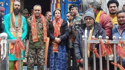 बद्रीनाथ धाम में दर्शन करने पहुंचे थल सेना के चीफ मनोज पांडे, बाबा के दरबार में चढ़ाया इतने किलो का घंटा