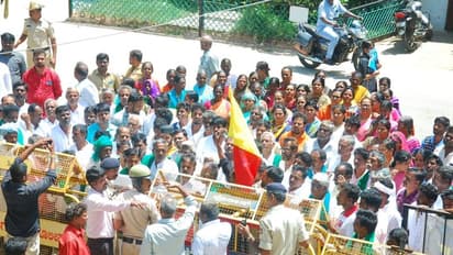 ತಳಕು ಆರೋಗ್ಯ ಕೇಂದ್ರವನ್ನು ಮೇಲ್ದರ್ಜೆಗೇರಿಸುವಂತೆ ಬೀದಿಗಿಳಿದ ಗ್ರಾಮಸ್ಥರು