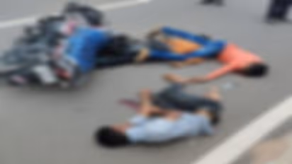 కామారెడ్డి జిల్లాలో ఘోర ప్రమాదం... బైక్-లారీ ఢీ, ముగ్గురు యువకులు దుర్మరణం