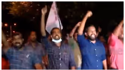 യൂത്ത് കോണ്ഗ്രസിനെതിരെ പ്രതിഷേധവുമായി ഡിവൈഎഫ്ഐ: കോണ്ഗ്രസ് ഫ്ലക്സ് ബോര്ഡുകള് വലിച്ചുകീറി