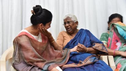 సాయి పల్లవిని చూడగానే ఏడ్చేసిన సరళ తల్లి.. ఆమె కుటుంబాన్ని కలిసిన ‘విరాటపర్వం’ టీమ్..